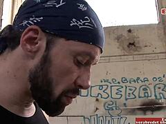 Smal blond milf älskar utomhus anal stående