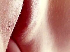 ฉันดำดิ่งเข้าไปในหีโหนกเกลี้ยงเปียกด้วยการเลียและรูดนิ้วอย่างเซ็กซี่จนเธอเสร็จน้ำแตก