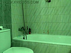 Sex pervers în familie cu pizda păroasă a mamei vitrege mă face să ejaculez rapid în ea.