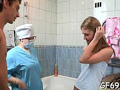 Essa doce virgem abre a fenda apertada pra esse garanhão foder forte 😏