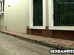 فتاة لاتينية جميلة بعيون زرقاء 18+ تُنيك