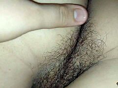 Mi Hijastra Me Deja Jugar con Su Coño Mojado Mientras Vemos TV 😏🍑