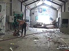 La dame mature britannique infidèle Sonia expose ses ballons monstrueux