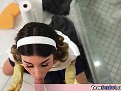 Обичам когато заварени дъщери се отегчават от чистене и приемат идеята за безплатна пичка в нашата FFM група