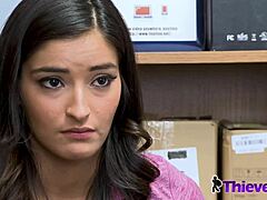 Azgın Memur Emily'yi Büyük Sikini Derin Boğaza Sokuyor, Sonra Onu Sikiyor