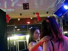 Emozioni intense in sesso lesbico all'aperto reale con MILF spagnola tette grosse