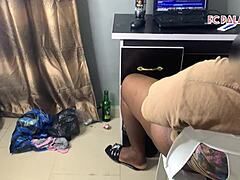 Surirumah Ireland Ditangkap Tengok Porn oleh Kawan Suami Bawa ke Bent Over Creampie Orgasm