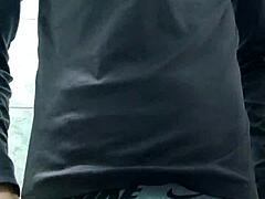 Горячий парень дрочит вкусный член