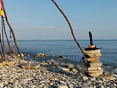 Cosplay Moana gola napolju masturbira dildom, dostiže orgazam u javnom ruskom amaterskom jebanju.