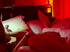 Fru smyger BBC creampie medan maken sover nära