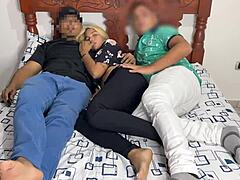 ¡Mi novia y mi mejor amiga se ponen calientes viendo la peli mientras yo estoy vendado en cosplay!