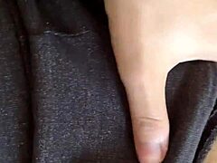 Creamy mira con se deslizan mi dedos por mi rica vagina humeda