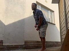 寝取られ妻がレストラン外で陌生人とセックス