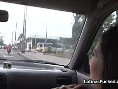 Latina busty pi îi face clientului titty fuck și blowjob hardcore pentru bani extra