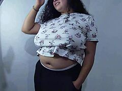 ลาตินาคurve รูปร่างอวบอิ่มหน้าอกใหญ่ธรรมชาติรอยสักเต้นล่อใจหน้าเขย