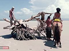 สาวเอ็บอนี่อายุ 18+ ได้แอนแนลกลุ่มสามกับหนุ่มดำที่ชายหาดอีกครั้ง