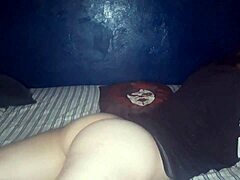 الابنة الخطوة خائفة من الرعد تجد راحة مفاجئة من مساعدة حميمة لأمها الخطوة