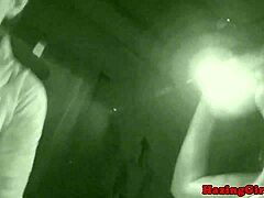 Študentske sorority punce se poglobijo v lizanje pičk med iniciacijo v prhi