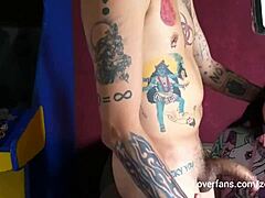 細身のかわいいトラニーがモンスターコックをアナルで受け、タトゥーの大きなコックと対決