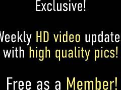 Cougar pulpeuse Maxine X se masturbe sur la grosse bite black de Sean Michaels.