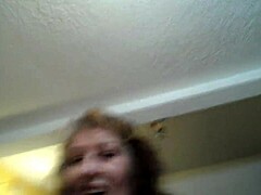 Henny saa syntymäpäiväksi imemistä ja ratsastusta Dawn Skyleltä