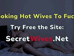 Nevastă cu fund mare iubește futut din spate, suge pula mare să o întărească apoi călărește pizda udă sălbatic.