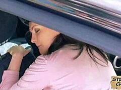 Belle Claire 18+ genç kamusal toplama sahnesinde çılgına döner