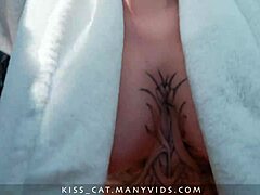 Stiefzoon komt twee keer klaar in busty stiefmoeder die cowgirl rijdt