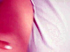 ฉันกอดเพื่อนสนิทอย่างอ่อนโยนและวางบนท้องเธอ