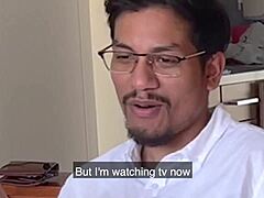 Hey, dieser Stiefvater beruhigt seine wütende Stieftochter mit schmutzigem Amateur-Arsch-Spiel in Uniform.