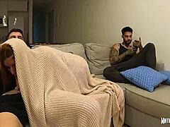 Vörös hajú pornósztár dupla behatolást vesz, nedves ondót a szájába, vagy nem?