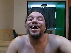 Single dames dansen naakt, tonen hun vette en lelijke lichamen in amateur video