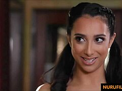 Eleven ger läraren en överraskningsmassage!