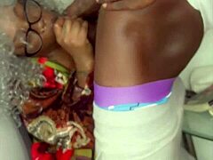 おばあちゃんがポルノスターのビッグブラック11インチチンポを渇望、ハードコア吸いとフェラアクション