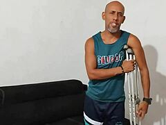 Infirmière excitée séduit patient pour une baise brutale de chatte penchée