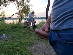 Ποιος ήξερε ότι αυτή η busty ξανθιά θα κοιτούσε και θα άγγιζε το τεράστιο μου καυλί σε εξωτερική μοναχική μαλακία;