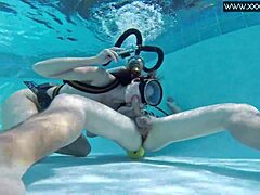 Gadis manga dalam bikini dijari bawah air di pantai kolam oleh kontol anime hentai besar