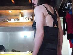 البرونيتية الشريرة شيميل تتجول في فستانها منفردة مع ثديين كبيرين في الهواة الجزء 6