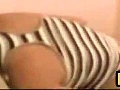 Asiatisk sötis Trixie suger en vit kille hon just träffade!