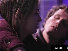 Adult time - voyeur lesbisk teen 18+ 18+ ser Aidra Fox og Kristen Scott slikke hverandres fitte i første gang clit fingring reality