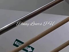 אוי, הזוג הצעיר הזה כמעט נתפס מזיין ביציאת החירום של הקניון. כל כך מסוכן וחם!