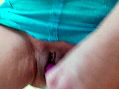 laly prin y su consolador rosa, so fun to watch