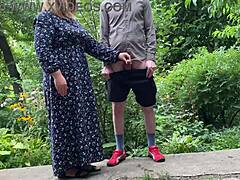 Ne morem verjeti, da je ta čudovita debela MILF mama pomagala tujcu piškati zunaj in potem piškala sama