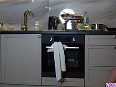 nahá hospodyňka s chapadly na prdeli vaří večeři v kuchyni a ignoruje všechny kolem