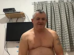 Igranje do orgazma s trdim dedkom