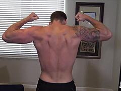 Είδα τον μυώδη Logan Carter να μαλακίζει το μεγάλο του πούτσο σκεπτόμενος ωμό γαμάω κώλο με τον θείο μου