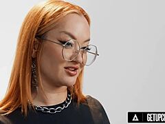 Bekijk dichtbij roodharige pawg Emma Magnolia masturbeert grote natuurlijke tieten tot orgasme in volle scène!