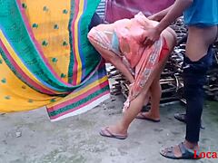 देसी इंडियन भाभी आउटडोर हैंडजॉब और हार्डकोर सेक्स में एंगेज करती है वेबकैम पर