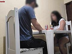 Mladi par trdo jebe v javnem stranišču bara!