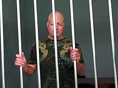 Se sintió shockeado después de mear en público, luego follado duro por oficial de policía morena sexy en perrito